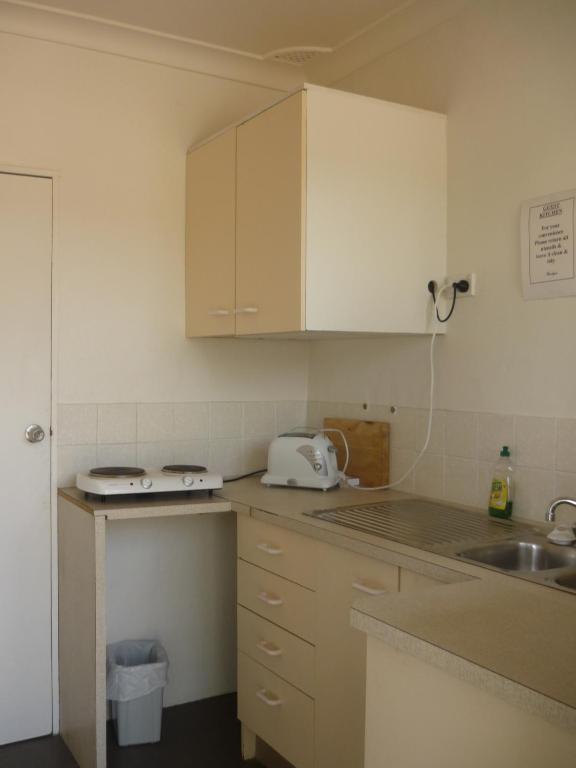 Hanging Rock Family Motel Batemans Bay Exterior photo