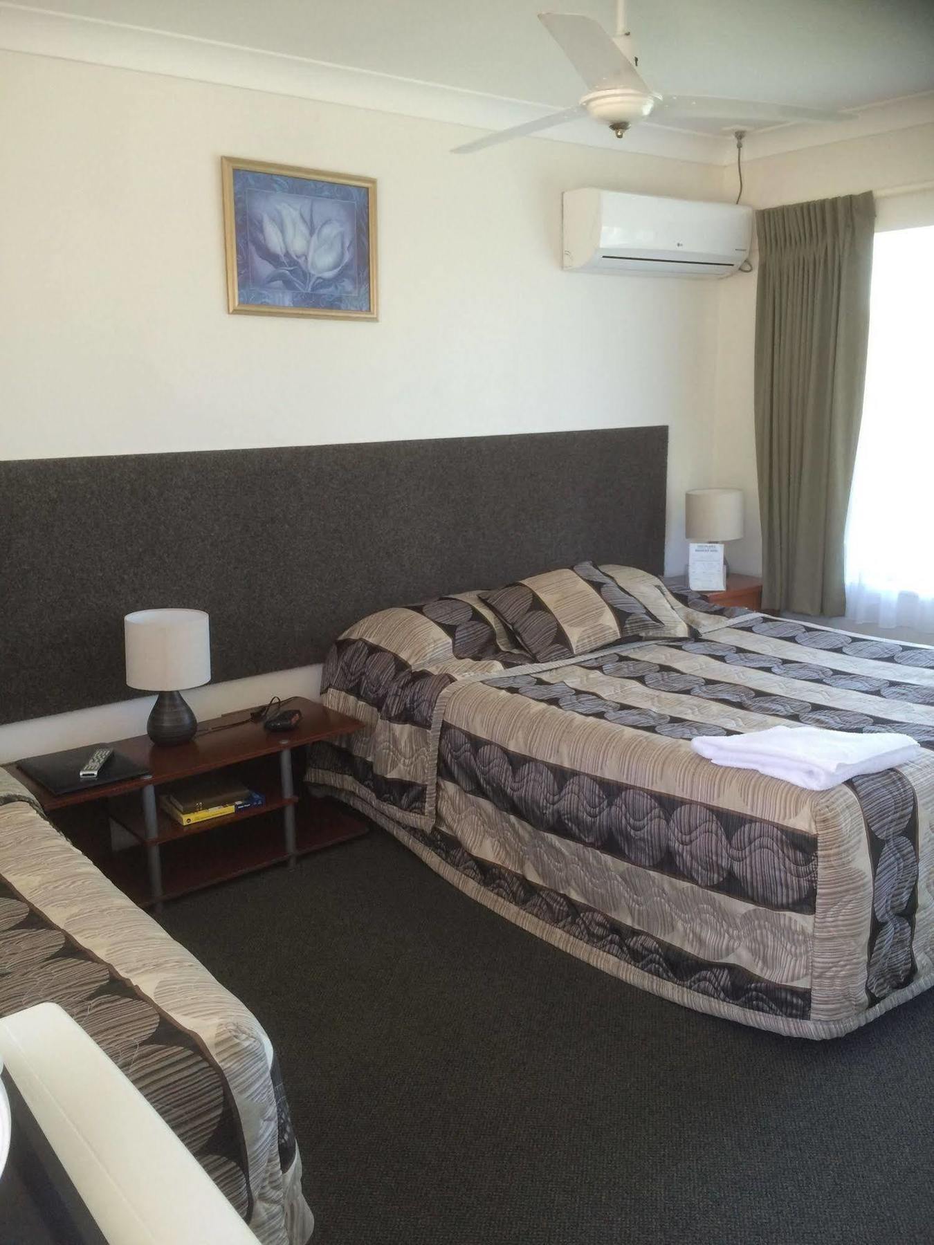 Hanging Rock Family Motel Batemans Bay Exterior photo