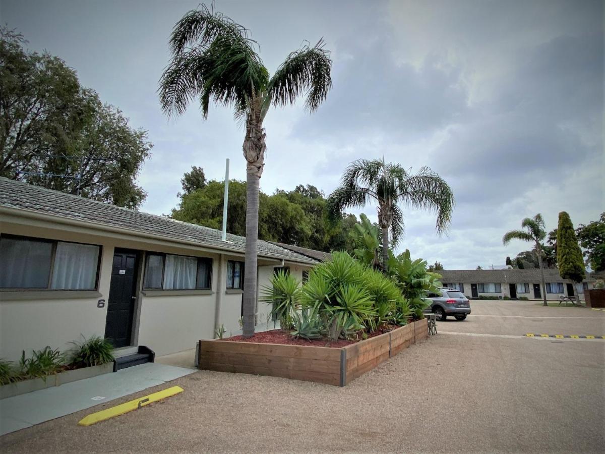 Hanging Rock Family Motel Batemans Bay Exterior photo