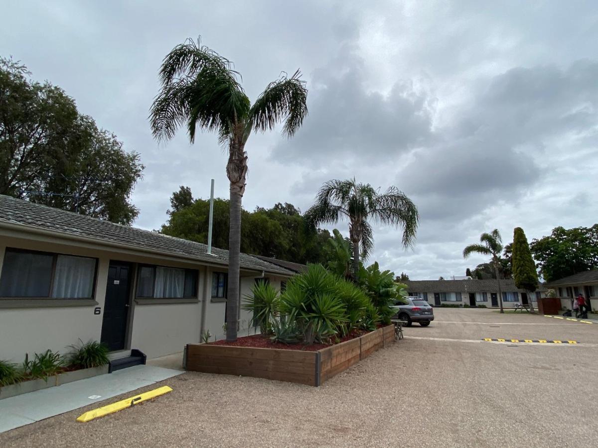Hanging Rock Family Motel Batemans Bay Exterior photo