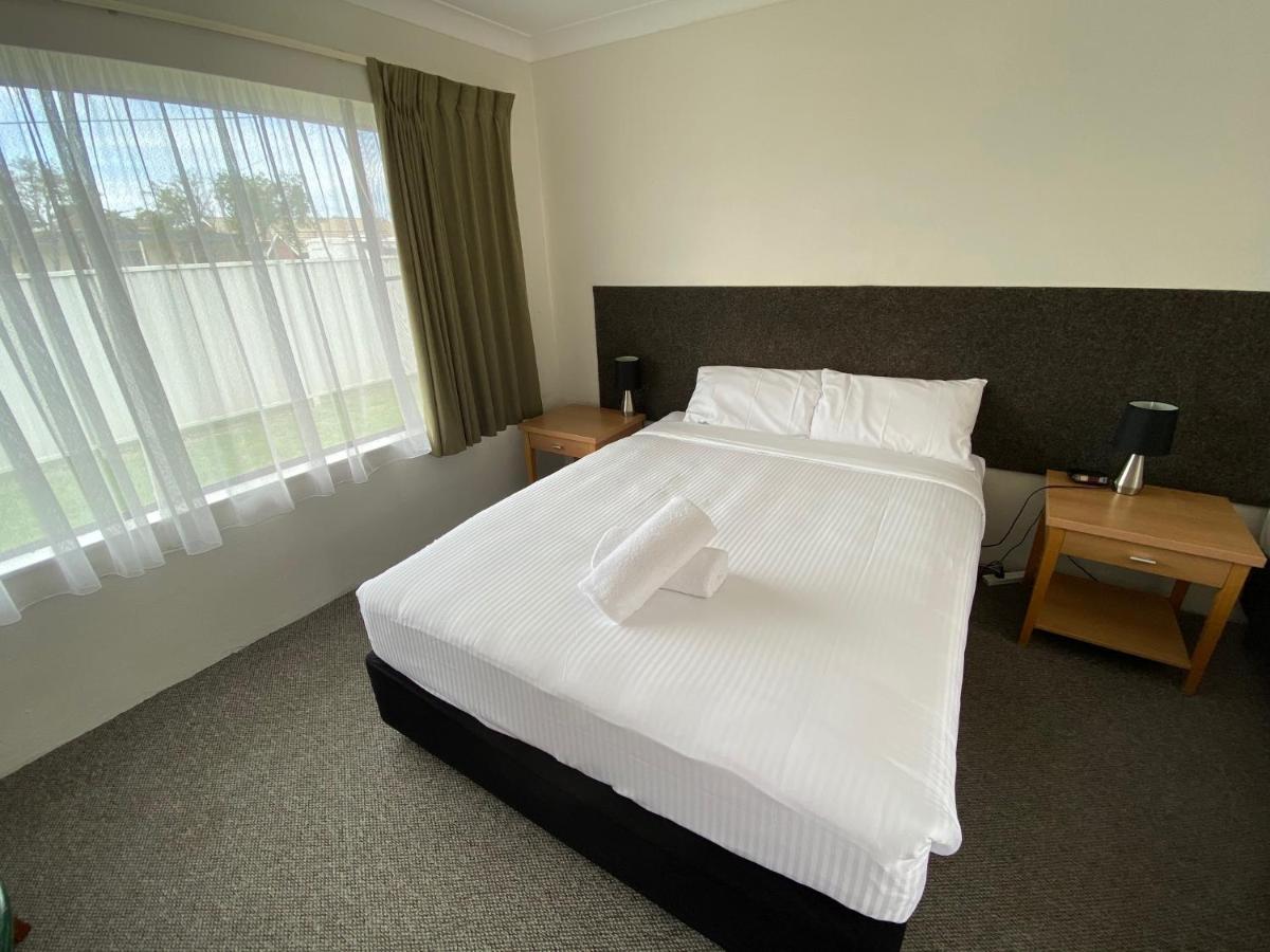 Hanging Rock Family Motel Batemans Bay Exterior photo